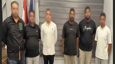 مشاجرة بين عدد من الأشخاص داخل إحدى الكافيهات 