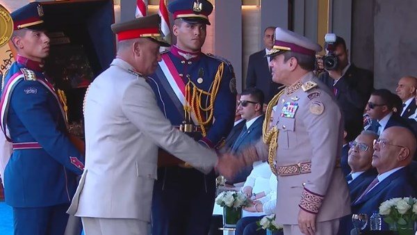 وزير الدفاع يقدم هدية تذكارية للرئيس السيسي    