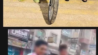 ضبط شابين ظهرا في فيديو يقودان دراجة نارية بحركات استعراضية 