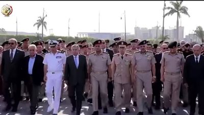  وزيرالدفاع يتقدم الجنازة العسكرية للفريق السيد حمدي حسن
