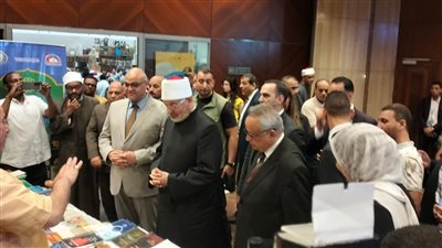 مفتي الجمهورية ومحافظ الإسكندرية يتفقدان جناح المجلس الأعلى 