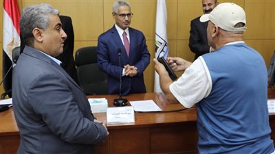 محافظ بني سويف يستمع لذوي الهمم