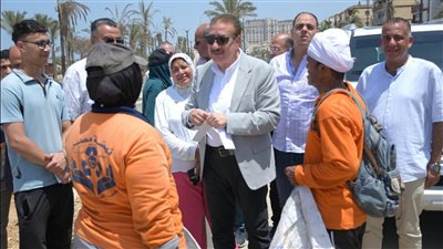 محافظ بورسعيد ينزل إلى عمال النظافة في مواقع عملهم