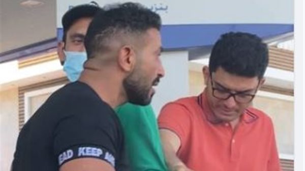 أحمد سعد يتعدى بالضرب