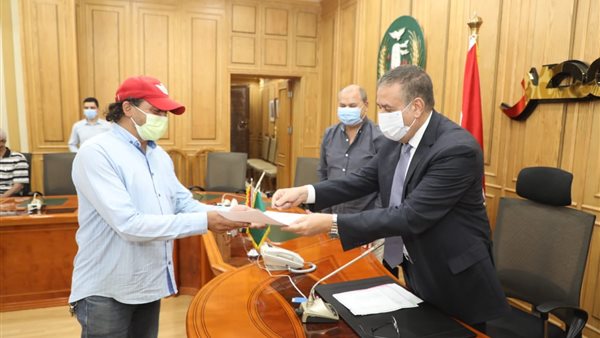 محافظ المنوفية يسلم