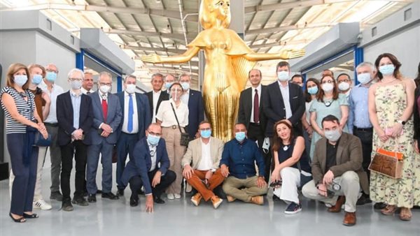 زيارة السفراء وزوجاتهم