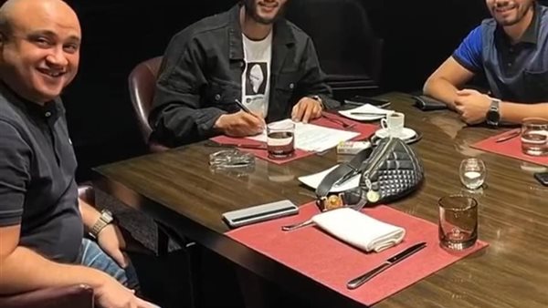 محمد رمضان خلال توقيع