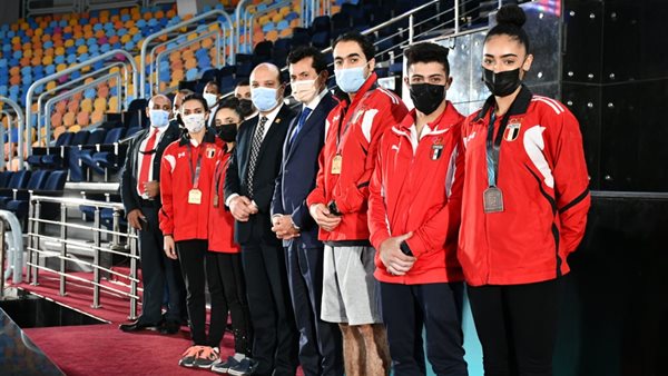 وزير الرياضة مع أبطال