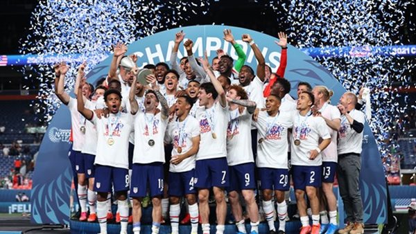 لحظة تتويج منتخب