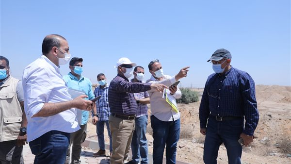 وزير النقل خلال الجولة