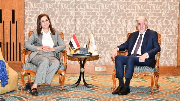 وزيرة التخطيط مع