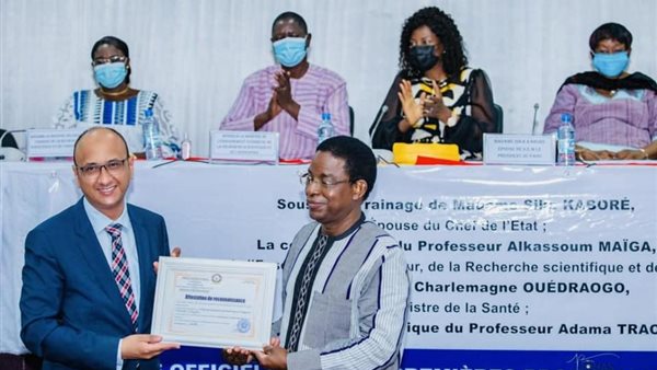 السفير المصرى يتسلم