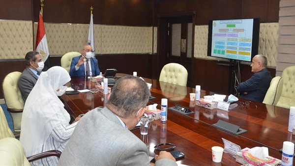 وزير الإسكان خلال