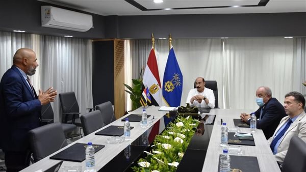 محافظ أسوان خلال