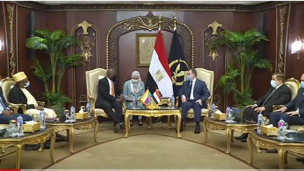 وزير الداخلية يستقبل