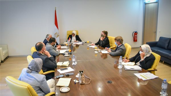 وزيرة الصحة خلال