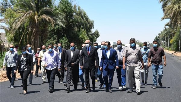 محافظ قنا خلال الجولة