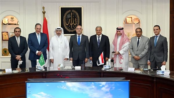 وزير الإسكان يلتقى