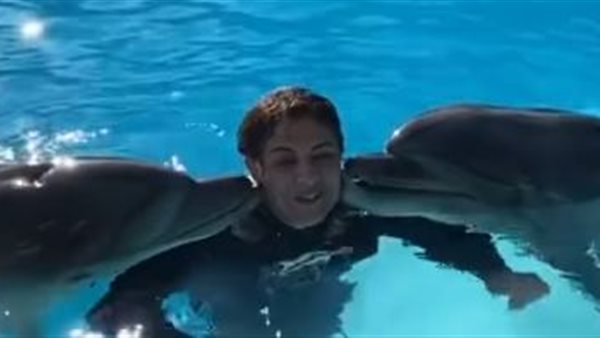 هالة صدقى مع الدلافين