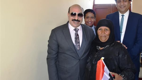 محافظ أسوان مع إحدى