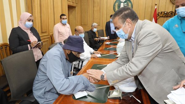 محافظ المنوفية يصافح