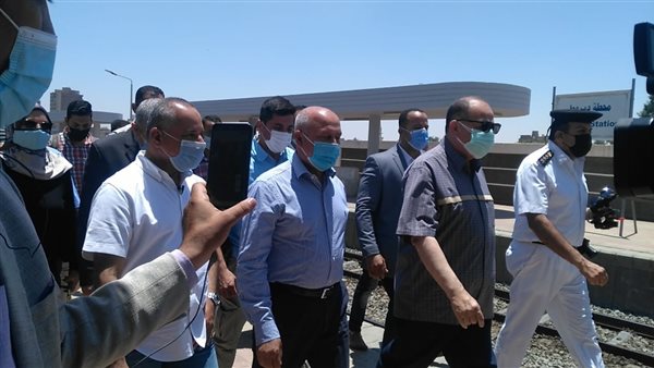 محافظ أسيوط ووزير