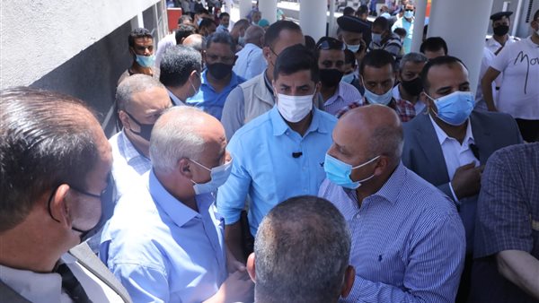 وزير النقل خلال الجولة