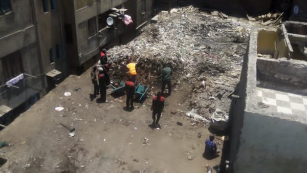 مقلب قمامة فوق المنزل