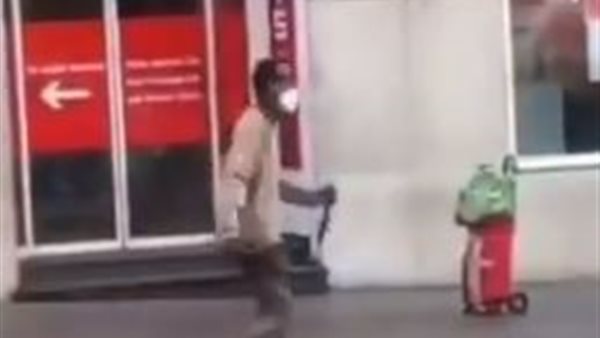 رجل مسلح بسكين 