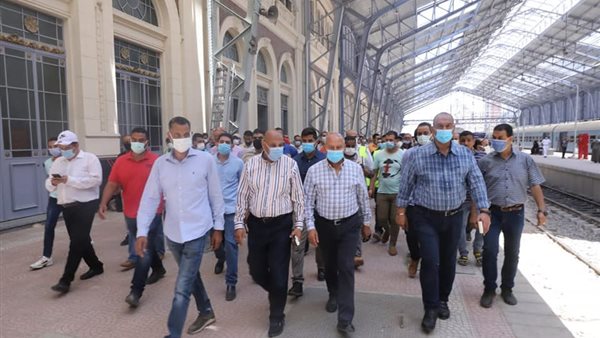 وزير النقل خلال الجولة