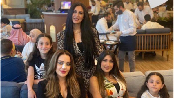 زينب فياض وصديقاتها