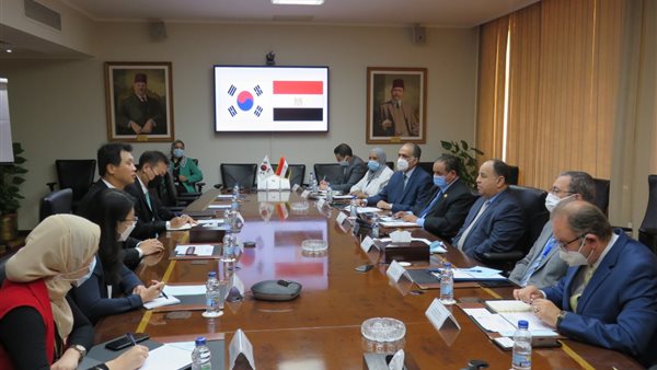 وزير المالية وسفير