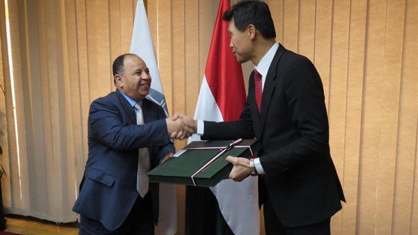 وزير المالية وسفير