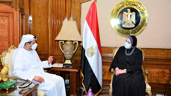 وزيرة الصناعة وسفير