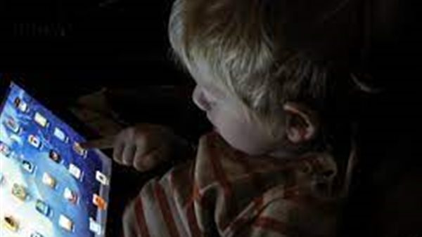 طفل يمارس الالعاب