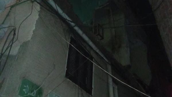 انهيار اجزاء من عقارين