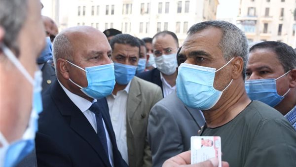 وزير النقل خلال الجولة