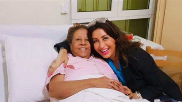 الفنانة لطيفة و دلندة