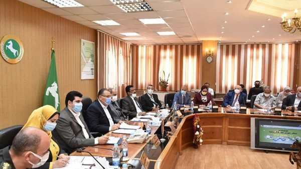 محافظ الشرقية خلال