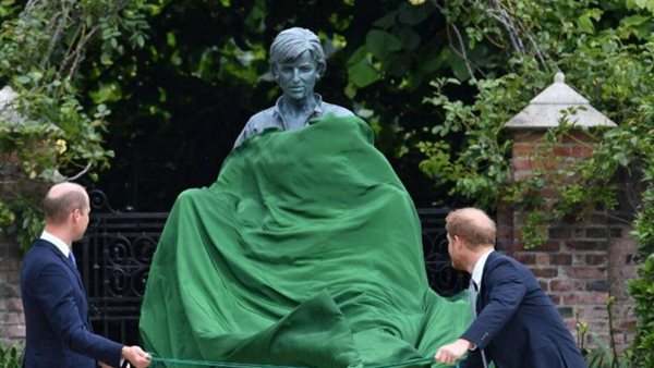 ازاحة الستار عن التمثال