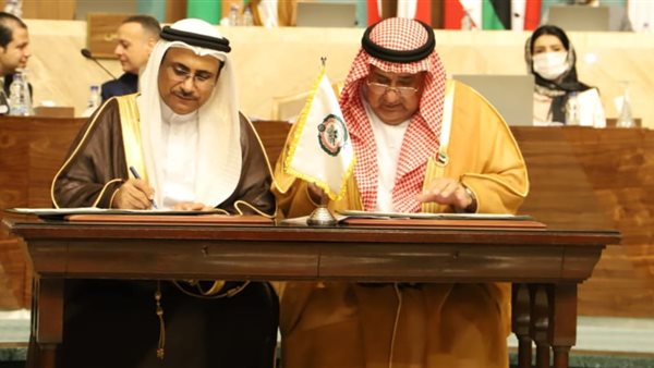 جانب من التوقيع 