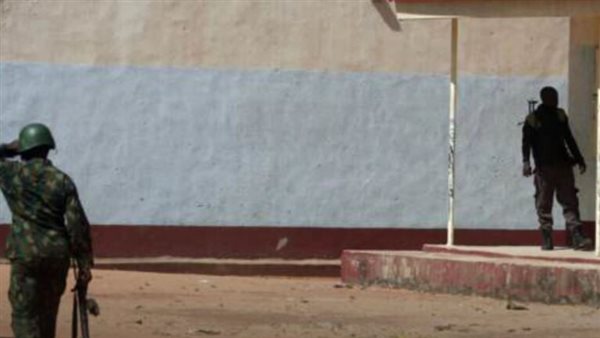 عنصرا أمن قرب مبنى