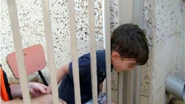 طفل يتعلق راسة فى