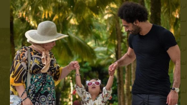 محمد صلاح مع أسرته