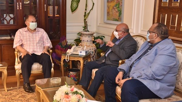 محافظ أسيوط خلال