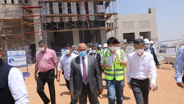 وزير النقل خلال الجولة