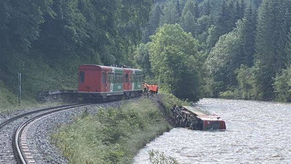 انقلاب قطار بنهر