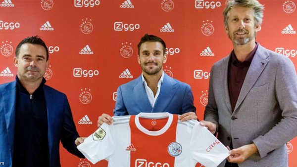 جانب من التوقيع 